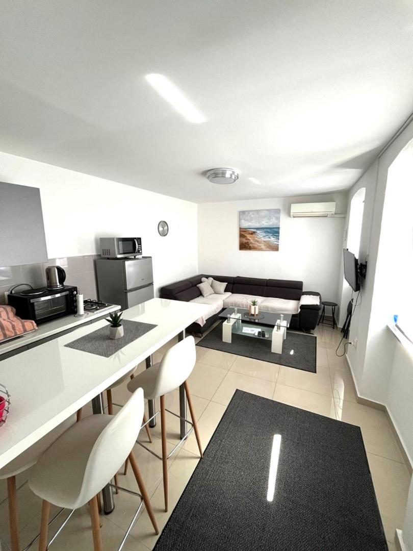 PUY City Centre Apartment With Terrace 2 מראה חיצוני תמונה