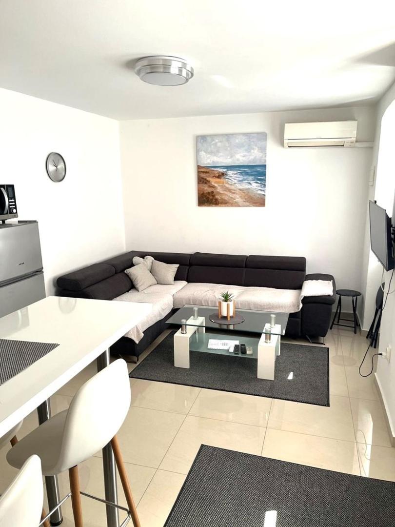 PUY City Centre Apartment With Terrace 2 מראה חיצוני תמונה